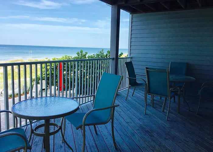 Joyce's Beachfront 3 Hotel *